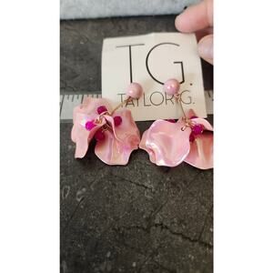 Taylor G. Beautiful Fashion Earrings Acrylic Dropship Petal Flower Baby Pink NWT